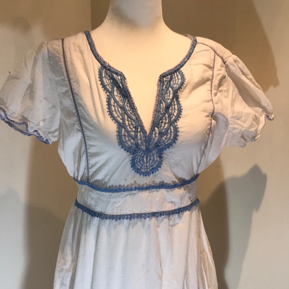 “OASIS” Embroidered White and Blue Cotton Dress. - Picture 6 of 16